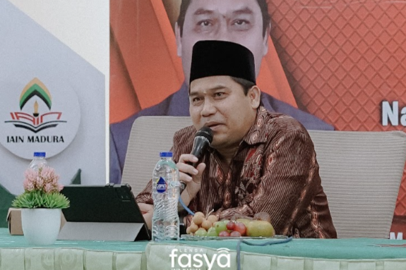 Menggali Esensi Fikih Moderasi: Prodi HES ikuti kuliah Umum tentang Harmoni Hukum Islam Substansial dan Formal di Indonesia